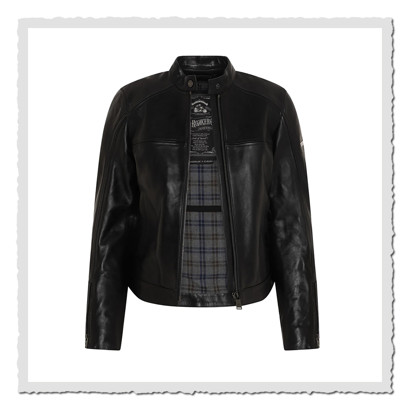 Schwarze Lederjacke leicht geöffnet von vorn, Innenfutter sichtbar, freigestellt vor hellem Hintergrund.